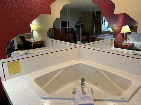 Bathtub, towels, soap, shampoo. Express Inn & Suites