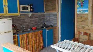 Réfrigérateur, micro-ondes, plaque de cuisson, cafetiÚre/bouilloire