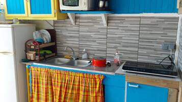 JÀÀkaappi, mikroaaltouuni, liesi, kahvin-/teenkeitin