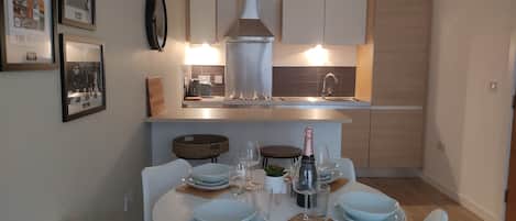 Appartamento | Cucina privata | Frigorifero, forno, piano cottura, bollitore elettrico