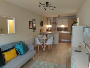 Apartment | Wohnzimmer | 30-Zoll-Fernseher mit Kabelempfang