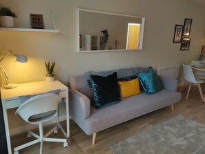 Apartment | Wohnzimmer | 30-Zoll-Fernseher mit Kabelempfang