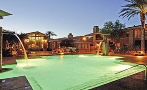 Een buitenzwembad, een verwarmd zwembad