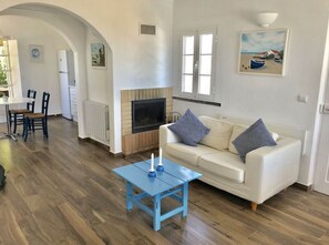 TV, fireplace, books, stereo