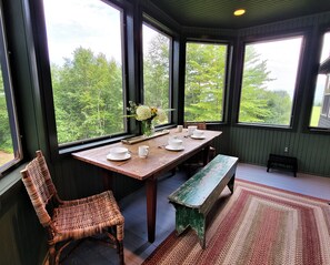 Dining - Luxury Lodge - Walk to Mirror Lake & Village - Mountain Views - Dog Friendly (Lake Placid)