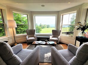 Smart TV, fireplace, table football, ping pong - Luxury Lodge - Walk to Mirror Lake & Village - Mountain Views - Dog Friendly (Lake Placid)