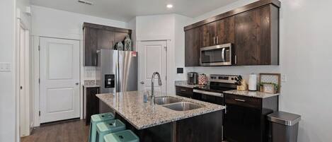 Jääkaappi, mikroaaltouuni, uuni, liesi