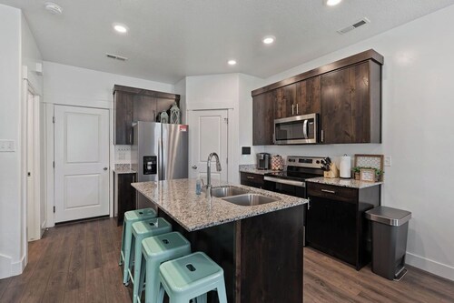 North Ogden Townhome \ Near Ski Resorts & Pet Friendly!