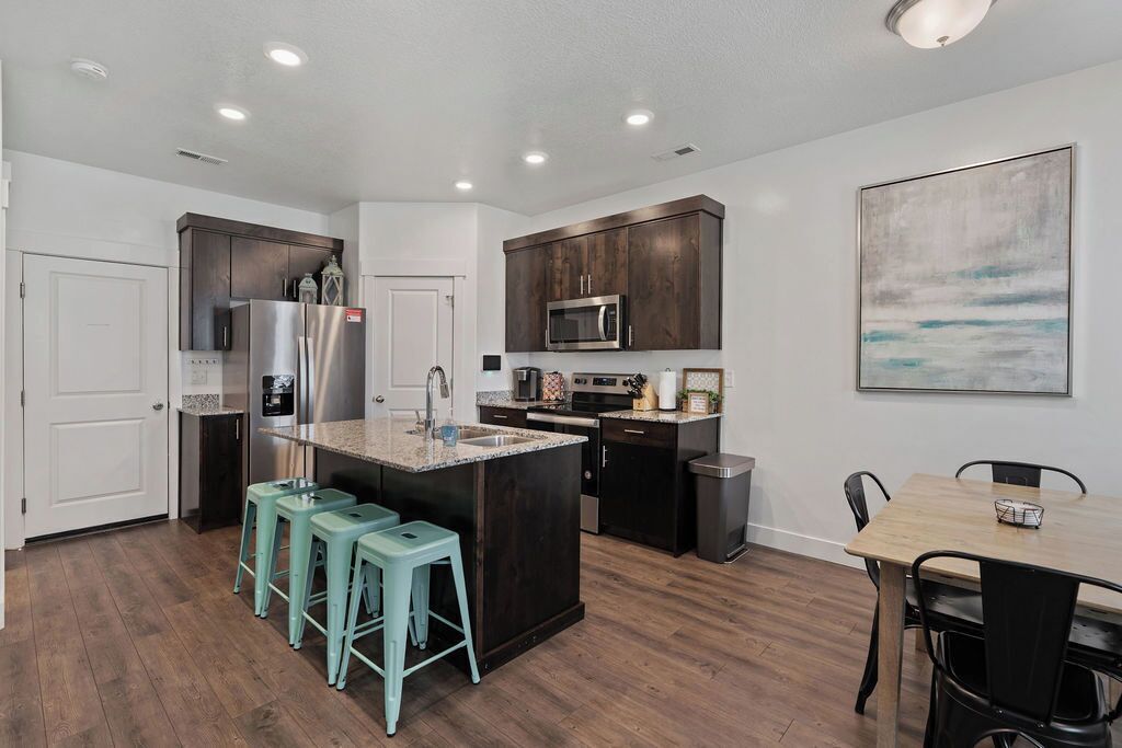 Réfrigérateur, micro-ondes, four, plaque de cuisson