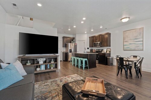 North Ogden Townhome \ Near Ski Resorts & Pet Friendly!