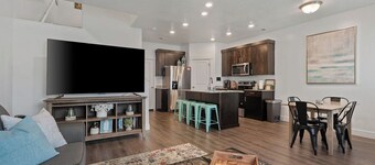 North Ogden Townhome \ Near Ski Resorts & Pet Friendly!