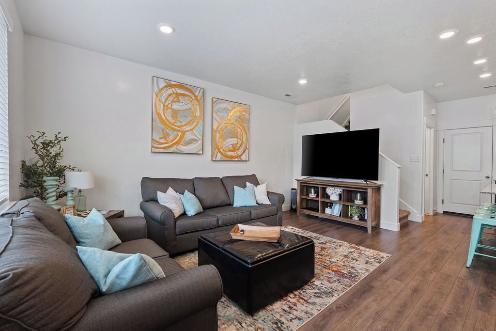 TV connectée, lecteur de DVD, baby-foot, espaces bureaux