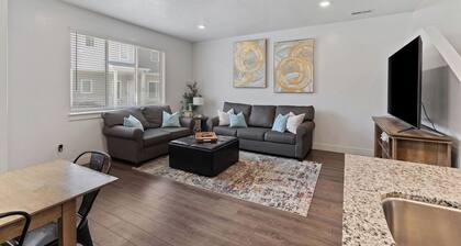 North Ogden Townhome \ Near Ski Resorts & Pet Friendly!