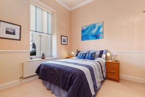 2 slaapkamers, een strijkplank/strijkijzer, gratis wifi, beddengoed