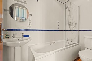 Combined shower/bathtub, hair dryer, towels - 7 South Beach Court - Beachside with Sea Views (Tenby)