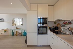 Fridge, microwave, dishwasher, coffee/tea maker - Seaside Serenity 1 BDR Apt Ocean Views (Costa da Caparica)