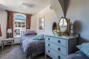 2 Schlafzimmer, Schreibtisch, Bügeleisen/Bügelbrett, Reisekinderbett