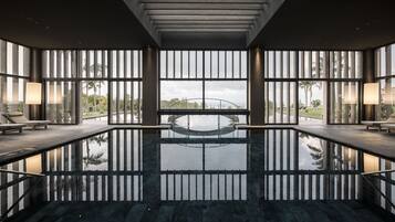 Alberca techada, alberca al aire libre por temporada y camastros