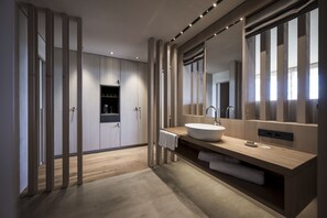 Junior Room | Bathroom | Shower, rainfall showerhead, eco-friendly toiletries, hair dryer