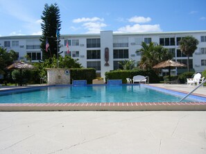 Outdoor pool - Tranquility at its best (Freeport)