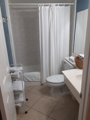 Badekar, hårtørrer, håndklæder, Sæbe