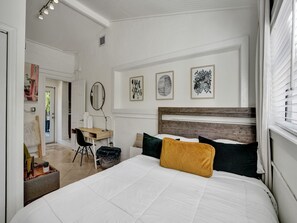 4 habitaciones, escritorio y tabla de planchar con plancha 