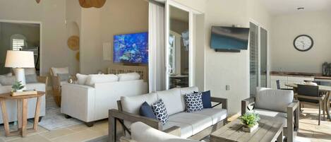 Una Smart TV, videojuegos, libros, una pantalla de ordenador