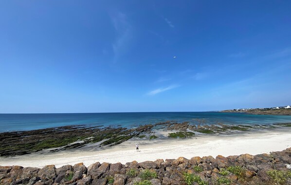 A beach with rocky formations and a clear sky. - Nearby beaches (300 m) (plozevet)