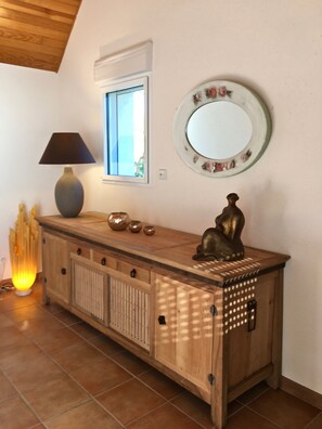 A wooden console with a mirror, a lamp, and decorative items. - Close to beaches (300 m) (plozevet)
