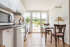 Fridge, microwave, oven, coffee/tea maker