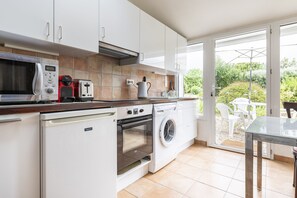Een koelkast, een microgolfoven, een oven