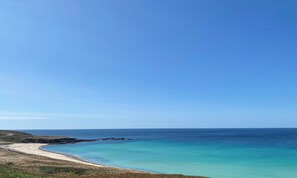 A coastal landscape with a sandy beach and calm sea. - Nearby beaches (300 m) (plozevet)
