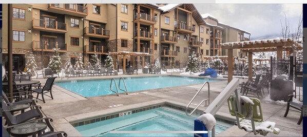 Alberca al aire libre y alberca climatizada