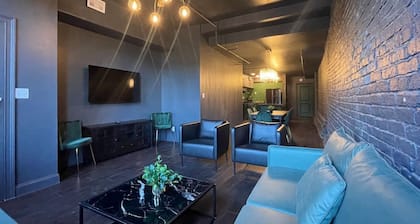Luxury City Escape. Peaceful Retreat by Hollyhock