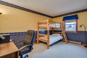 3 bedrooms, desk, iron/ironing board, travel crib