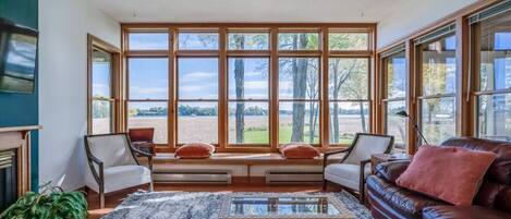 Smart-tv, een open haard en een kantoor