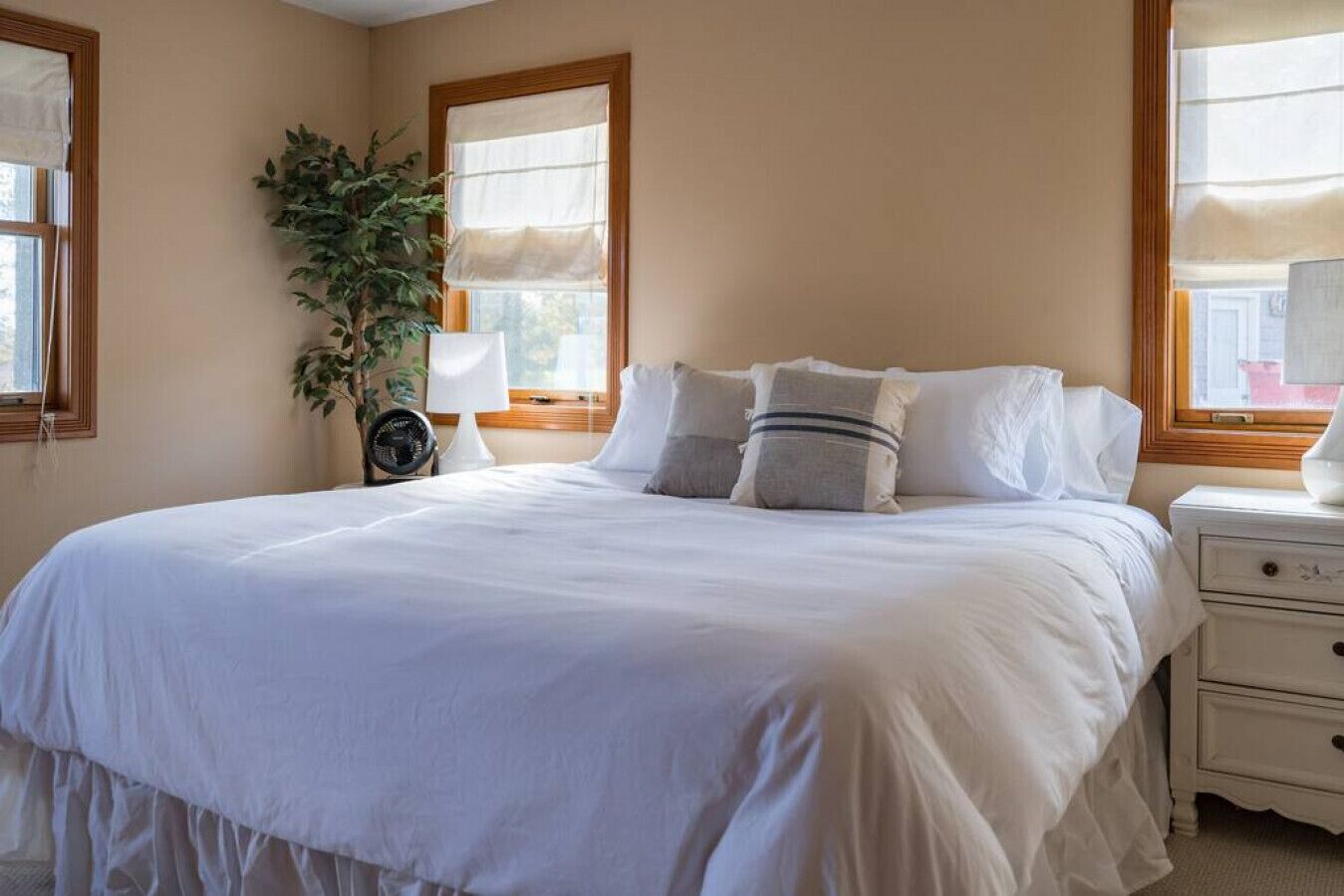 3 bedrooms, desk, iron/ironing board, travel cot