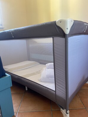 3 chambres, coffres-forts dans les chambres, fer et planche à repasser