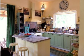 Kjøleskap, ovn, vannkoker og brødrister