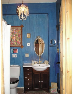 Badewanne, Haartrockner, Hausschuhe, Handtücher