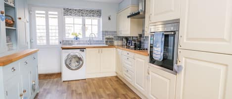 Cottage | Private kitchen | Fridge, electric kettle, toaster, cookware/dishes/utensils