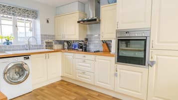 Cottage | Private kitchen | Fridge, electric kettle, toaster, cookware/dishes/utensils