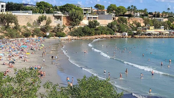 Vlak bij het strand, ligstoelen