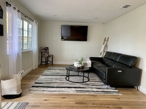 Smart TV - AC Farmhouse in Old Town  (Clovis)