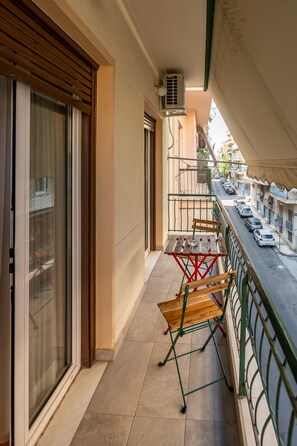 Outdoor dining - ⭐2bed renovated flat close to Ampelokipoi metro⭐ (Athina)