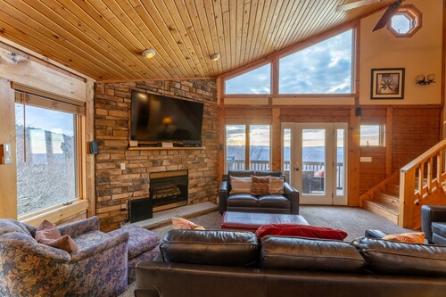 9BR/6BA Chalet at Snowshoe w/ hot tub Game Room Mountain-top Views On-Call Van