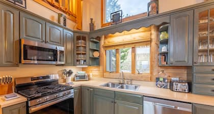 9BR/6BA Chalet at Snowshoe w/ hot tub Game Room Mountain-top Views On-Call Van