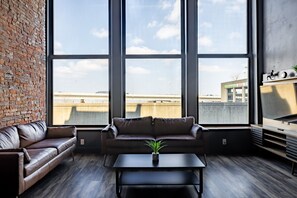 Smart TV, offices - DerbyCity Plush Loft. Gather in Style by Hollyhock (Louisville)