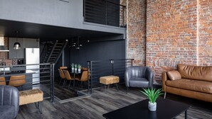 Un loft moderne comprenant une cuisine, un coin repas et un espace salon.