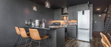 Frigorífico, microondas, horno y placa de cocina